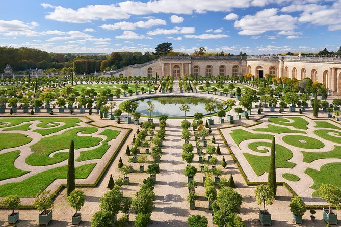 Transfers between Paris and Paris Airports/Disneyland/Versailles - Versailles, Giverny, and other private routes