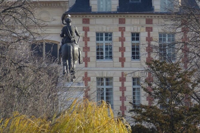 Treasure Hunt in Paris – From the Panthéon to the Louvre - Place Dauphine and the oldest bridge in Paris