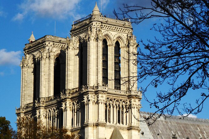Treasure Hunt in Paris – From the Panthéon to the Louvre - Opening the chest in front of the Louvre