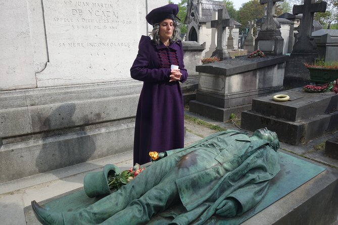 Unusual 2-hour guided tour of the Père Lachaise cemetery - A French-language experience for adults and children over seven