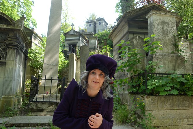 Unusual 2-hour guided tour of the Père Lachaise cemetery - Starting at one entrance and ending near another