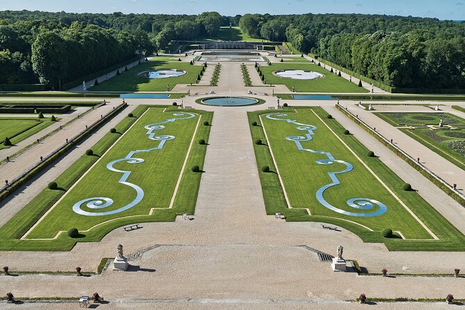 Vaux-le-Vicomte Castle Day Trip with Chateaubus Shuttle - Taking time in the French gardens