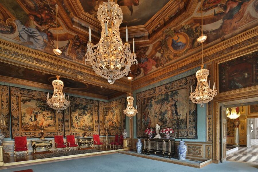 Vaux le Vicomte Chateau Entry Ticket and Chateaubus Transfer - Entering the château with the 3D audio guide
