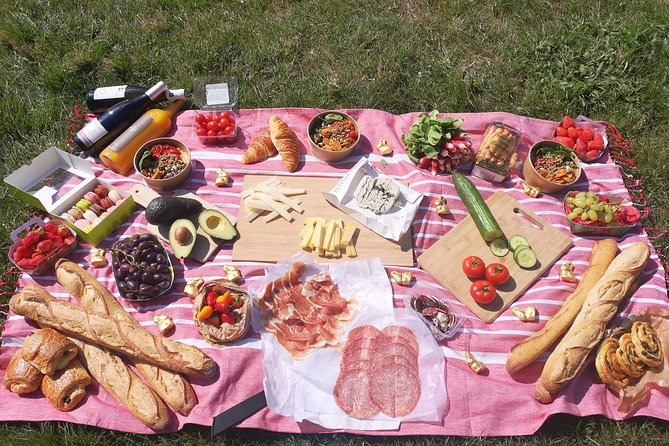 Versailles Bike Tour with Market, Gardens & Guided Palace Tour - Shop for lunch at Place du Marché Notre Dame