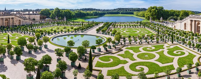 Versailles Domain Small-Group Guided Tour from Paris - One hour in the formal gardens