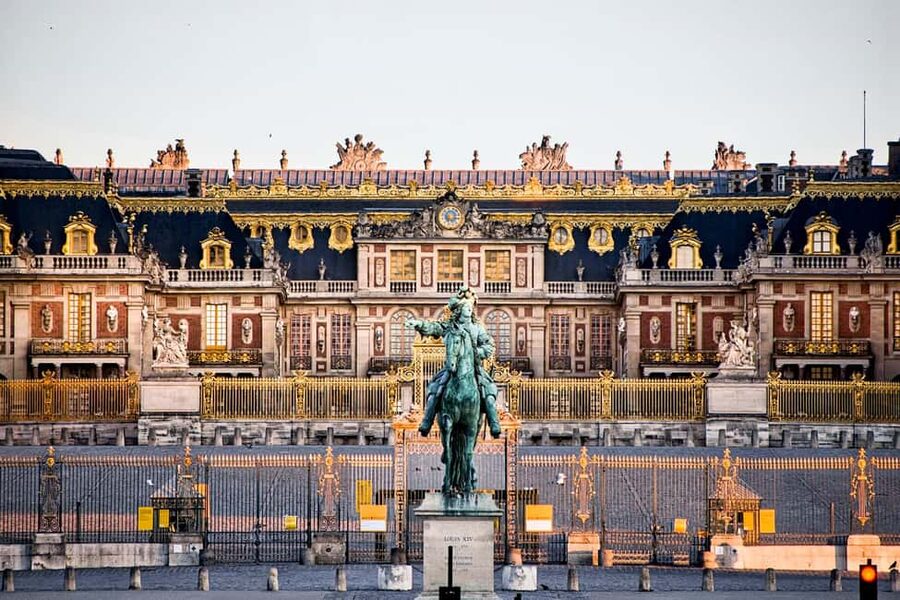 Versailles: Entry ticket & Private Apartments VIP Tour - Louis XV and Louis XVI, two different royal worlds