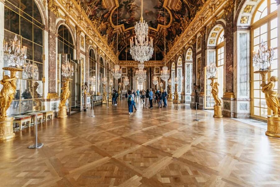 Versailles: Entry ticket & Private Apartments VIP Tour - Group size and the feel of the visit