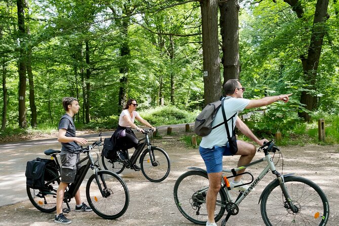 Versailles Full-Day Electric Bike Tour : Market, Picnic & Palace - The guide makes the cycling work