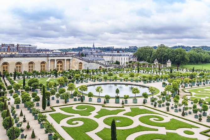 Versailles Palace and Gardens Half Day Guided Tour from Paris - The Place d’Armes and Louis XIV’s statue