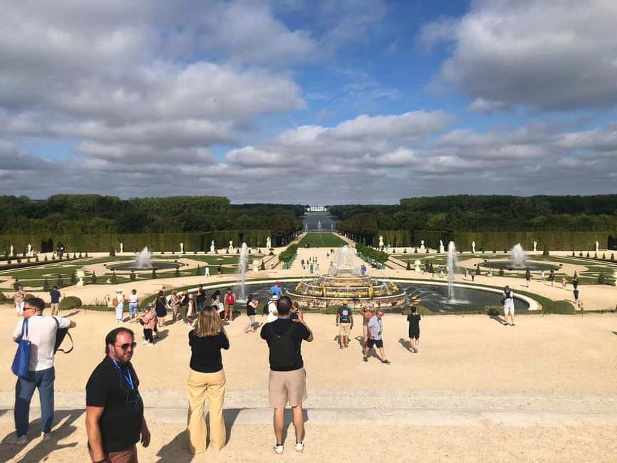 Versailles: Palace & Gardens Guided Tour with Entry Tickets - Meeting Louis XIV at the estate entrance