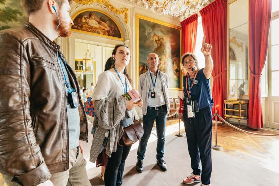 Versailles: Palace, Gardens & Marie Antoinette’s Estate Tour - A 90-minute lunch break at the palace