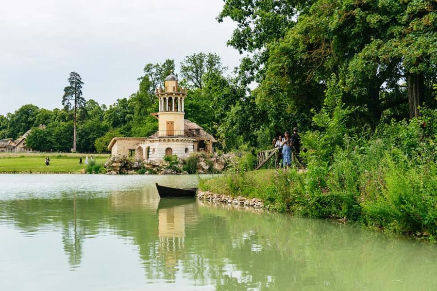 Versailles: Palace, Gardens & Marie Antoinette’s Estate Tour - Who should choose this full-day format?