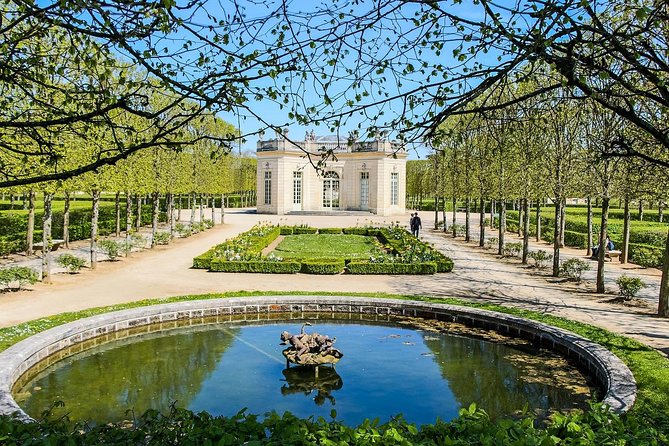 Versailles Palace & Marie-Antoinette's Estate Private Guided Tour with Lunch - The Hall of Mirrors and the power of spectacle