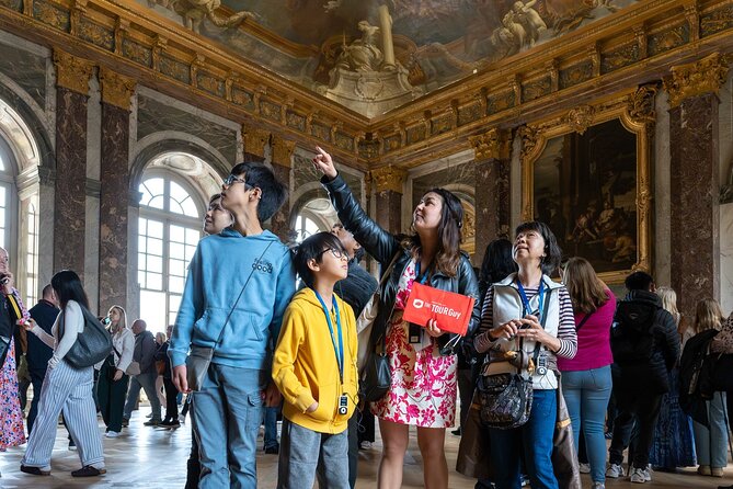 Versailles Palace Skip-the-Line Tour with Garden Access - Meeting the guide and entering the palace