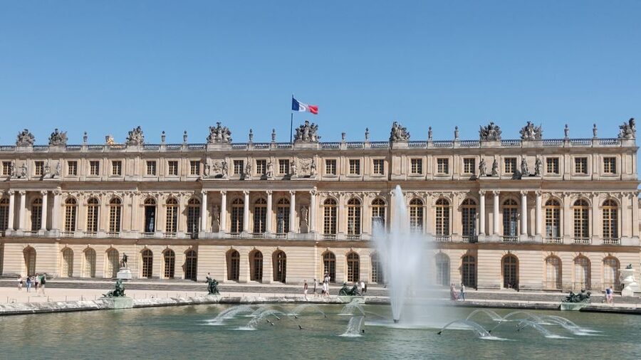 Versailles: Private Tour of the Palace with Reserved Entry - Headsets, group size, and hearing the guide