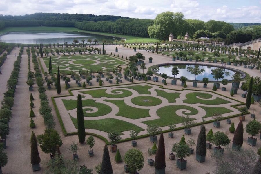 Versailles: Skip-the-Line Versailles Palace and Gardens Tour - Entering the palace with reserved access
