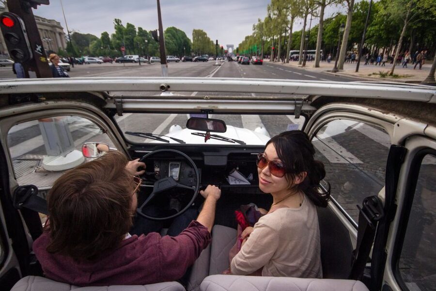 Vintage 2CV tour + Cruise - Boarding the Bateaux Parisiens cruise