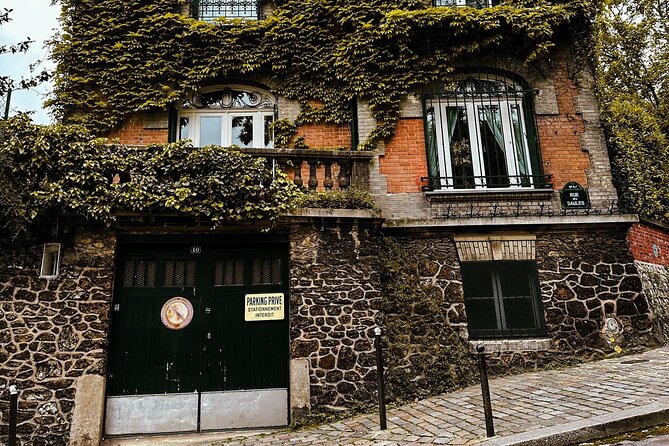 Walking Tour in Montmartre with a guide - Place du Tertre and the working tourist scene
