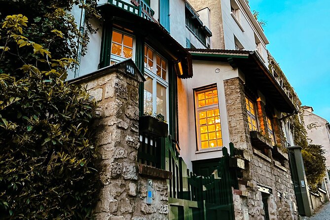 Walking Tour in Montmartre with a guide - Reaching Sacré-Coeur at the end of the walk