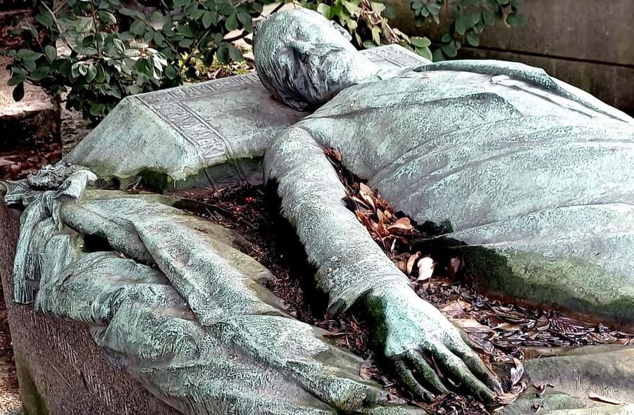 Who Killed Victor ? Escape Game at Père Lachaise Cemetery - The opening task: find Victor and understand the rules