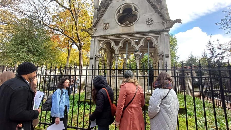 Who Killed Victor ? Escape Game at Père Lachaise Cemetery - Crossing the cemetery in search of witnesses and clues