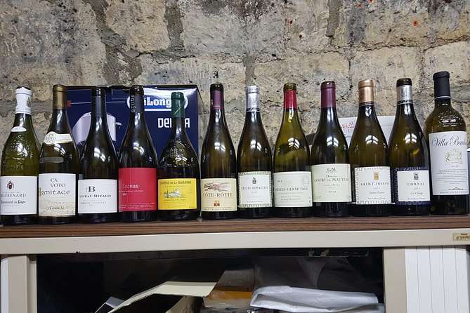 Wine tasting Paris Saint Germain des Pres - Inside the compact Saint-Germain wine shop