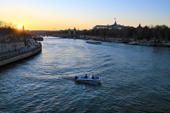 Your Private boat Captain Guide Explore Historical Paris - Why a small private boat changes the Seine view